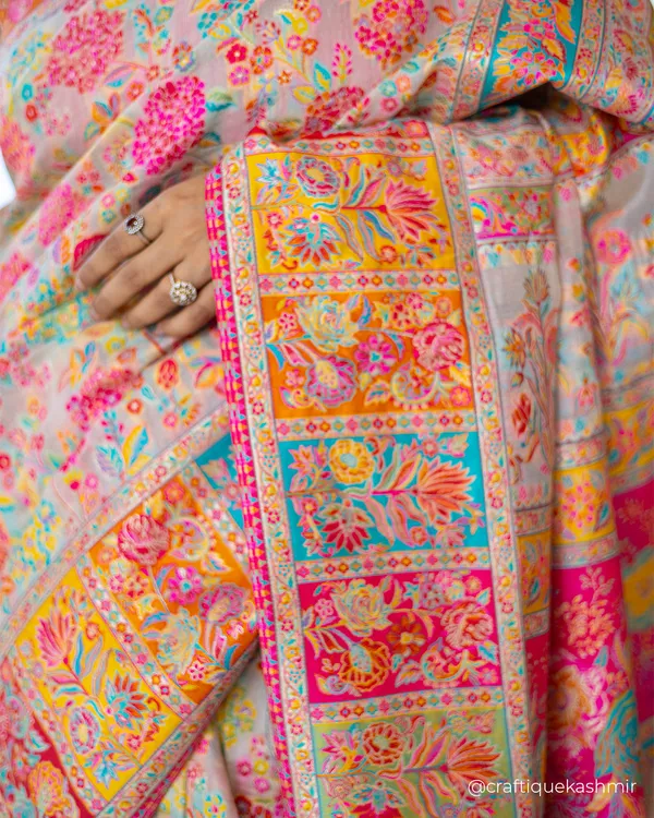 Craftique_Kashmir_Designer_Saree_And_Blouse_Set_Premium_Cotton_Self_Woven_Kalamkaari_White_Pink_Colorful_Motifs_Default_Title