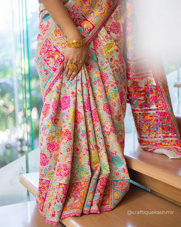 Craftique_Kashmir_Designer_Saree_And_Blouse_Set_Premium_Cotton_Self_Woven_Kalamkaari_White_Pink_Colorful_Motifs_Default_Title