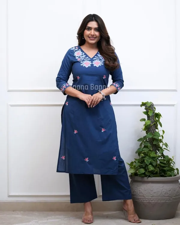 Elegant_Navy_Blue_Floral_Embroidered_Kurta_Set