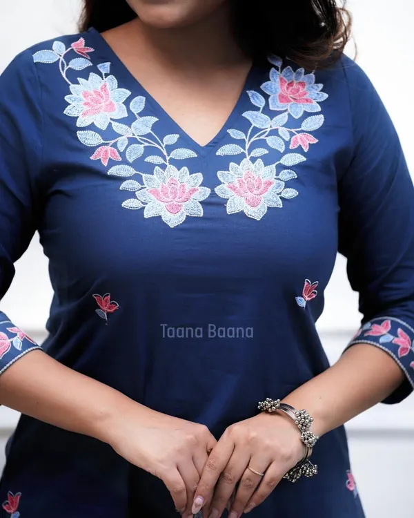 Elegant_Navy_Blue_Floral_Embroidered_Kurta_Set