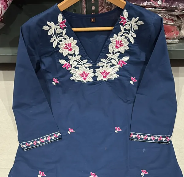 Elegant_Navy_Blue_Floral_Embroidered_Kurta_Set