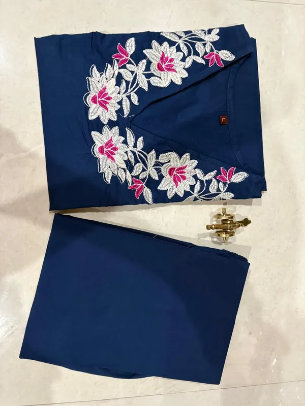 Elegant_Navy_Blue_Floral_Embroidered_Kurta_Set