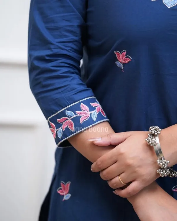 Elegant_Navy_Blue_Floral_Embroidered_Kurta_Set