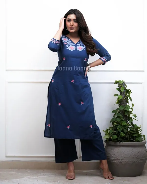 Elegant_Navy_Blue_Floral_Embroidered_Kurta_Set