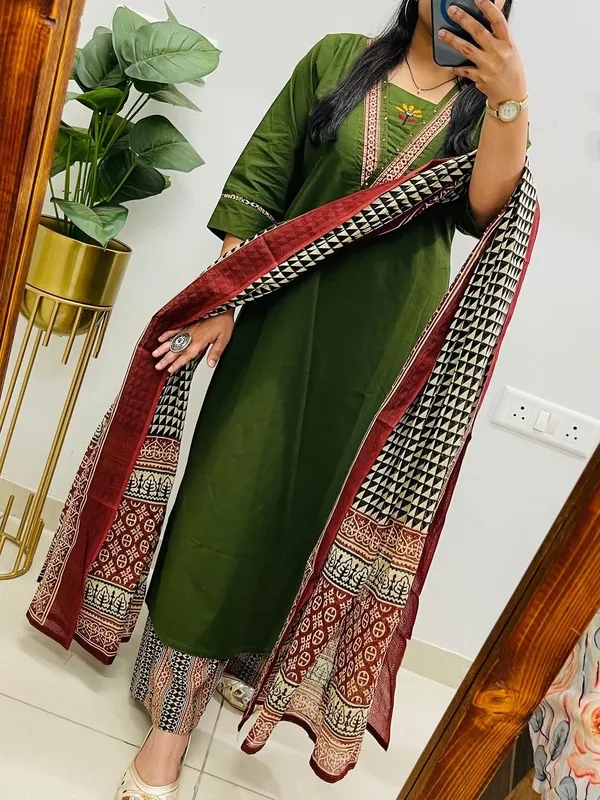 Graceful_Olive_Green_Kurta_Set_with_Printed_Dupatta_&_Ethnic_Pants