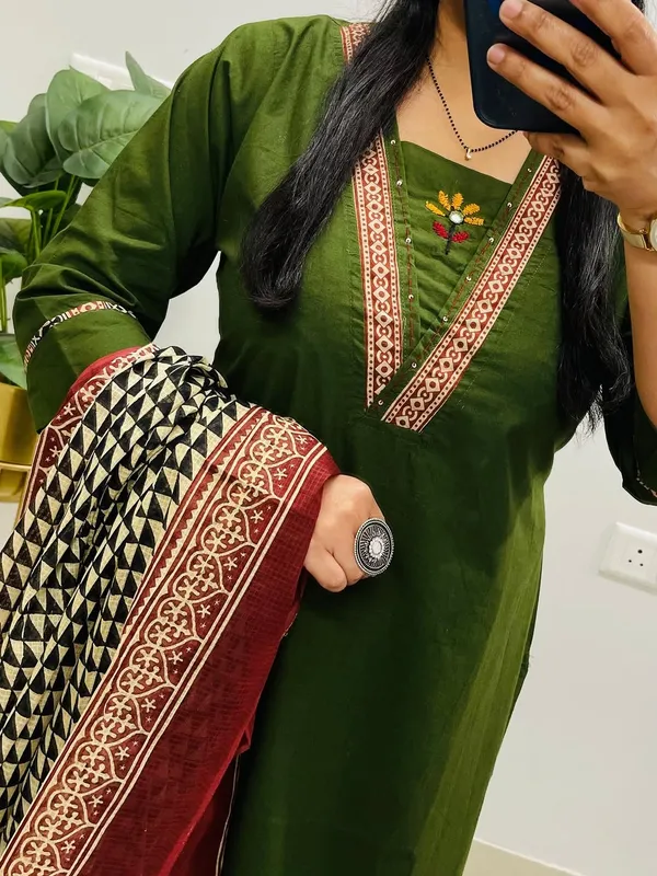Graceful_Olive_Green_Kurta_Set_with_Printed_Dupatta_&_Ethnic_Pants