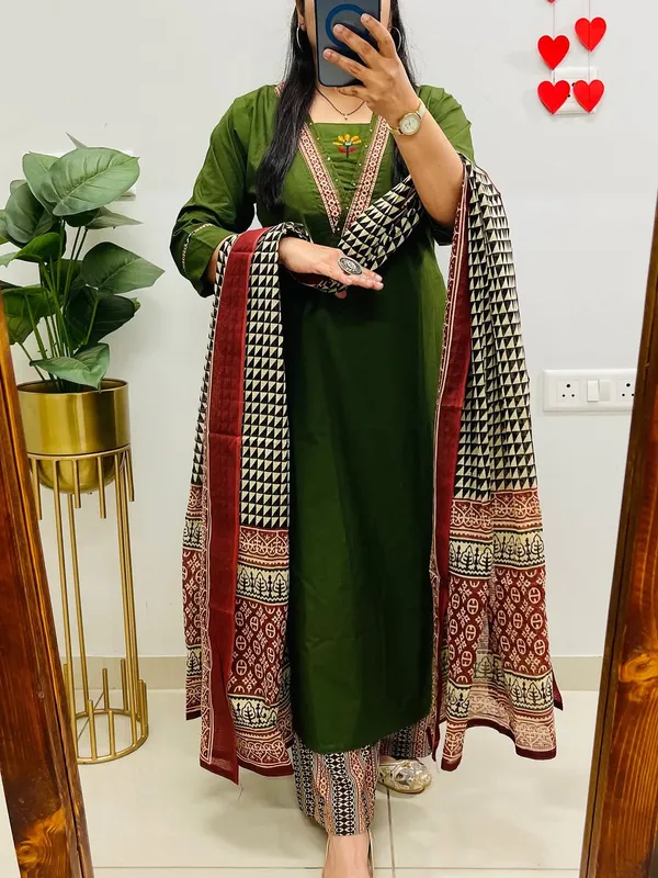 Graceful_Olive_Green_Kurta_Set_with_Printed_Dupatta_&_Ethnic_Pants