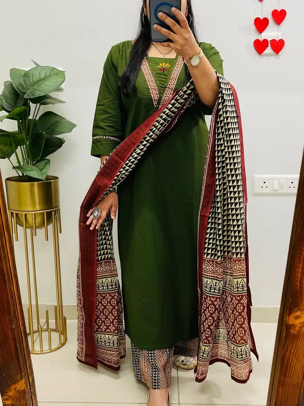 Graceful_Olive_Green_Kurta_Set_with_Printed_Dupatta_&_Ethnic_Pants