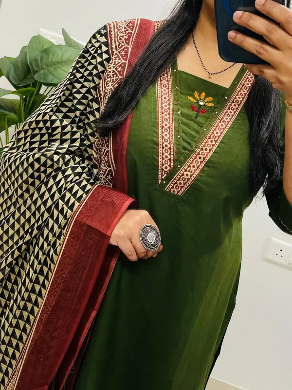 Graceful_Olive_Green_Kurta_Set_with_Printed_Dupatta_&_Ethnic_Pants