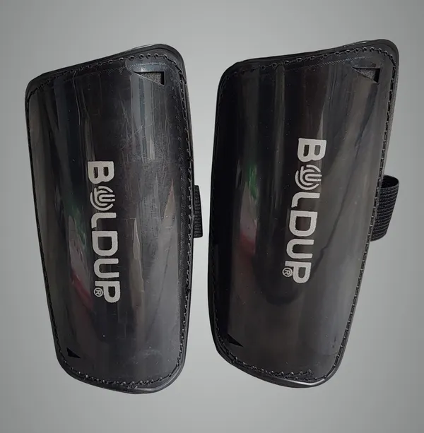 Black_Plastic_&_Foam_Premium_&_Elegant_Football_Shinguard_For_Sports_(Pack_of_4)