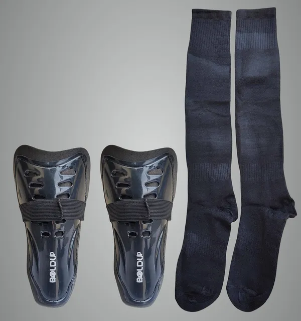 Black_Plastic_&_Foam_Premium_&_Elegant_Football_Shinguard_With_Socks_For_Sports_(Pack_Of_2)