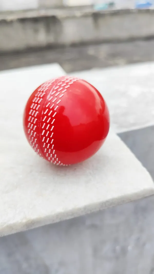 Red_Rubber_&_Syenthetic_Premium_&_Elegant_Cricket_Ball_For_Sports_1_pc