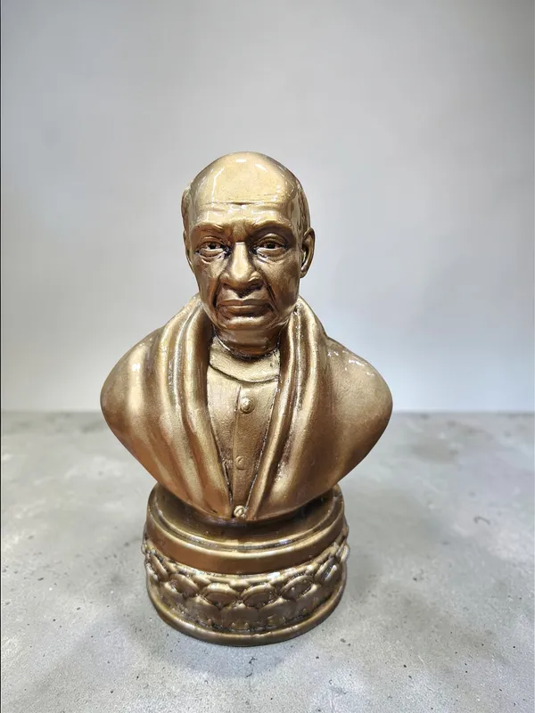 Sardar_Vallabhbhai_Patel_Bust_Statue_|_Iron_Man_of_India_Golden_Finish_Resin_Idol_|_Premium_Desk_Décor_Showpiece_for_Home_&_Office_DA-111