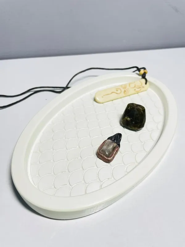 White_Concrete_Fish_Scale_Trinket_Tray_|_Jewellery/Makeup/Table_Organizer_|_Home_Decor_|_Candle_Tray_|_Multipurpose_(20×13×2Cm)