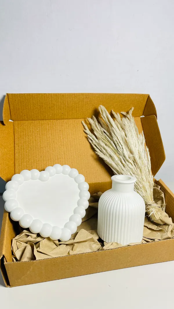 TREETRUNK®_Concrete_Vase_Combo_Offer_4_includes_(_bubble_heart_tray,_striped_vase,_naturally_dried_pampas_grass)