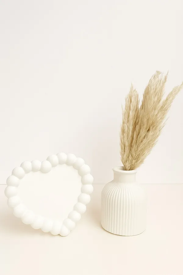TREETRUNK®_Concrete_Vase_Combo_Offer_4_includes_(_bubble_heart_tray,_striped_vase,_naturally_dried_pampas_grass)