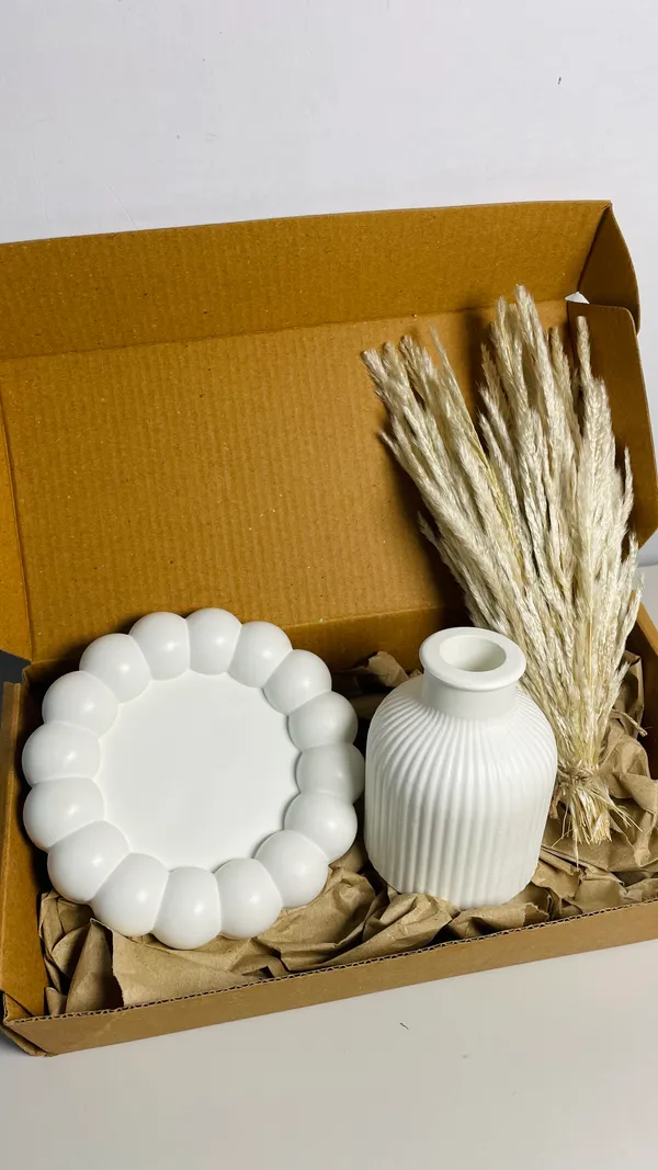 TREETRUNK®_Concrete_Vase_Combo_Offer_3_includes_(big_bubble_tray,_striped_vase,_naturally_dried_pampas_grass)