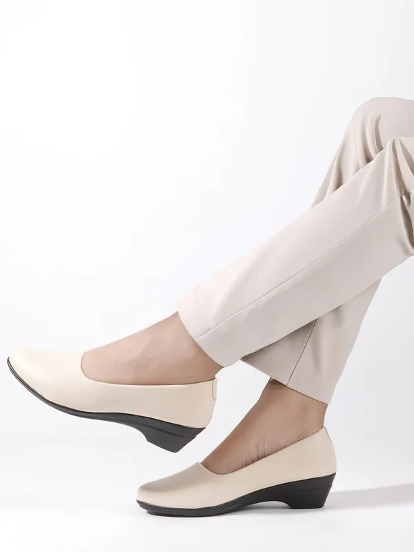 Cream_Synthetic_Leather_Casual_Slip_On_Bellies_For_Women
