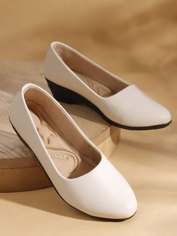 Cream_Synthetic_Leather_Casual_Slip_On_Bellies_For_Women