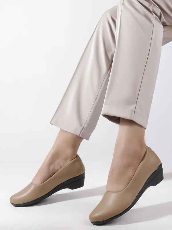 Beige_Synthetic_Leather_Bellies_For_Women