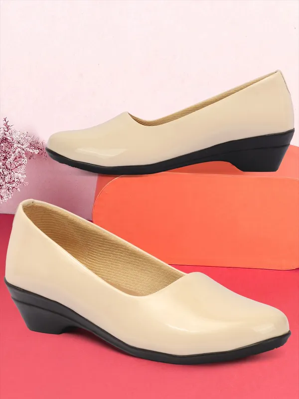 Cream_Synthetic_Leather_Casual_Bellies_For_Women