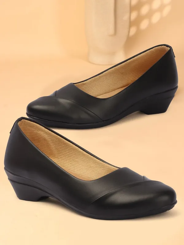 Black_Synthetic_Leather_Wedges_For_Women