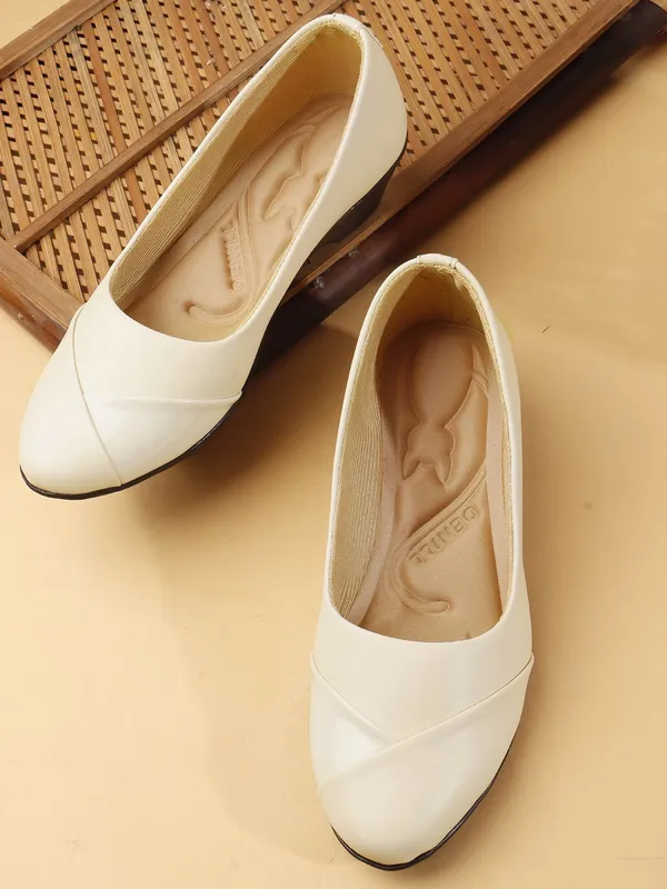 Cream_Synthetic_Leather_Casual_Slip_On_Bellies_For_Women