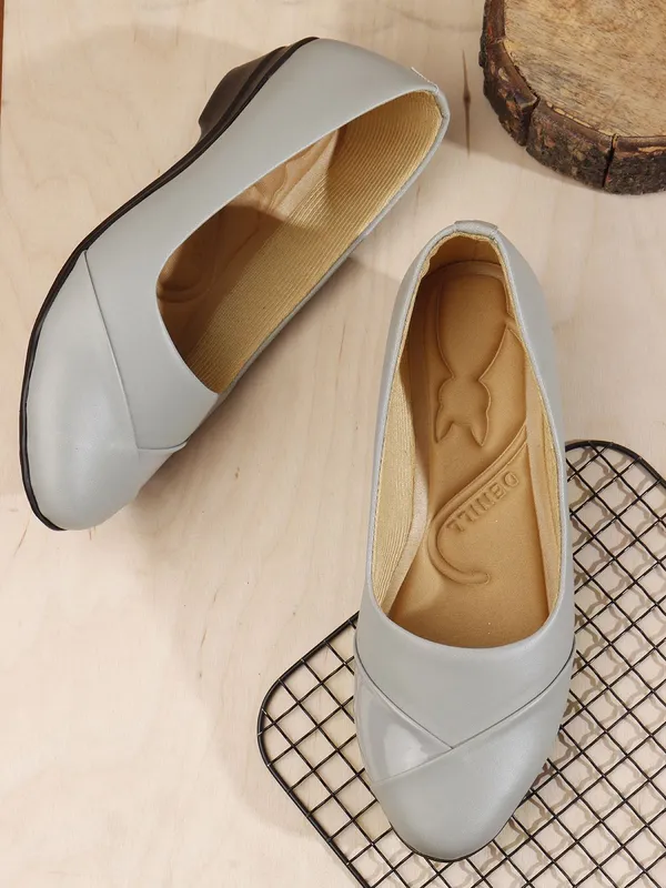Grey_Synthetic_Leather_Casual_Slip_On_Bellies_For_Women