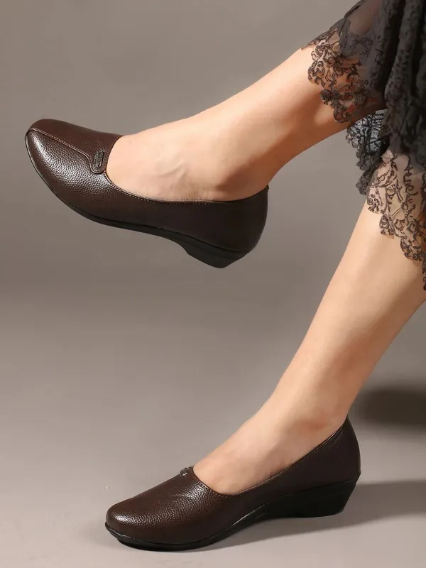 Brown_Synthetic_Leather_Casual_Slip_On_Bellies_For_Women