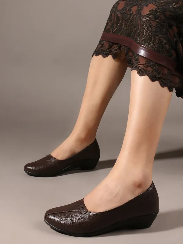 Brown_Synthetic_Leather_Casual_Slip_On_Bellies_For_Women
