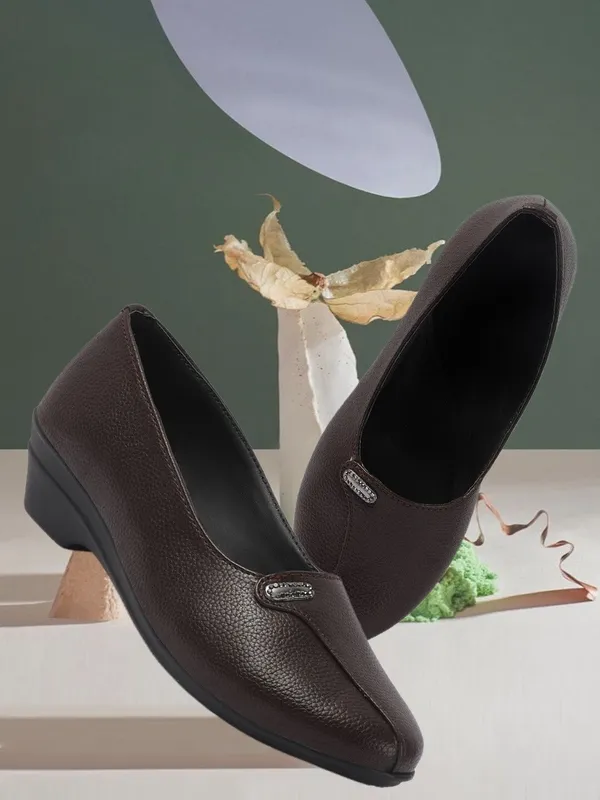 Brown_Synthetic_Leather_Casual_Slip_On_Bellies_For_Women