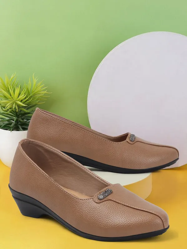 Beige_Synthetic_Leather_Bellies_For_Women