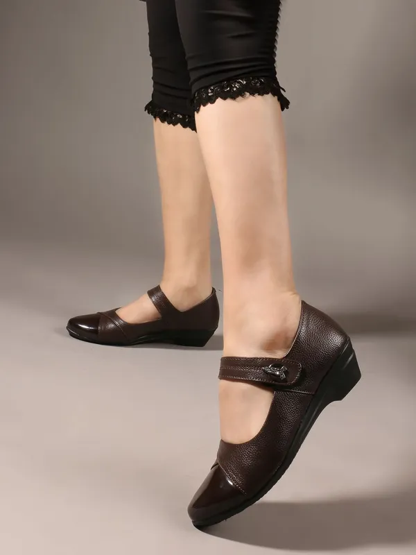 Brown_Synthetic_Leather_Casual_Slip_On_Bellies_For_Women