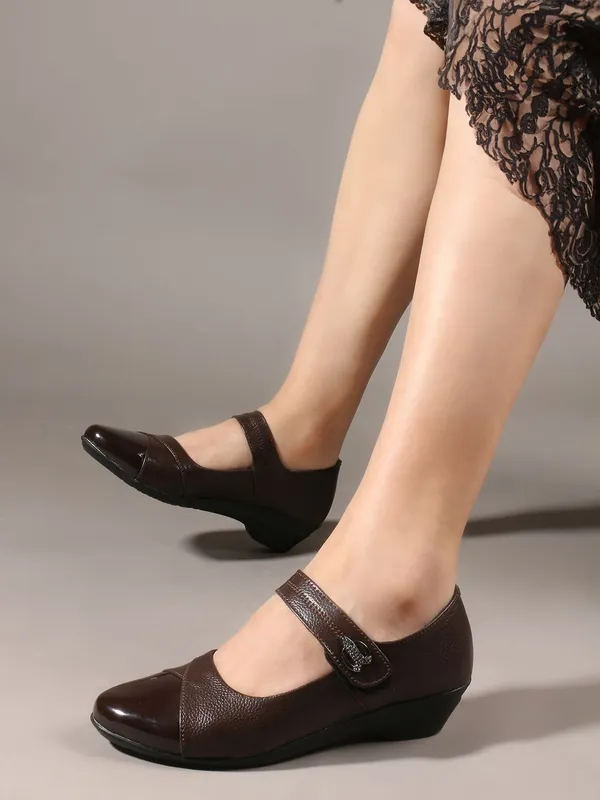 Brown_Synthetic_Leather_Casual_Slip_On_Bellies_For_Women