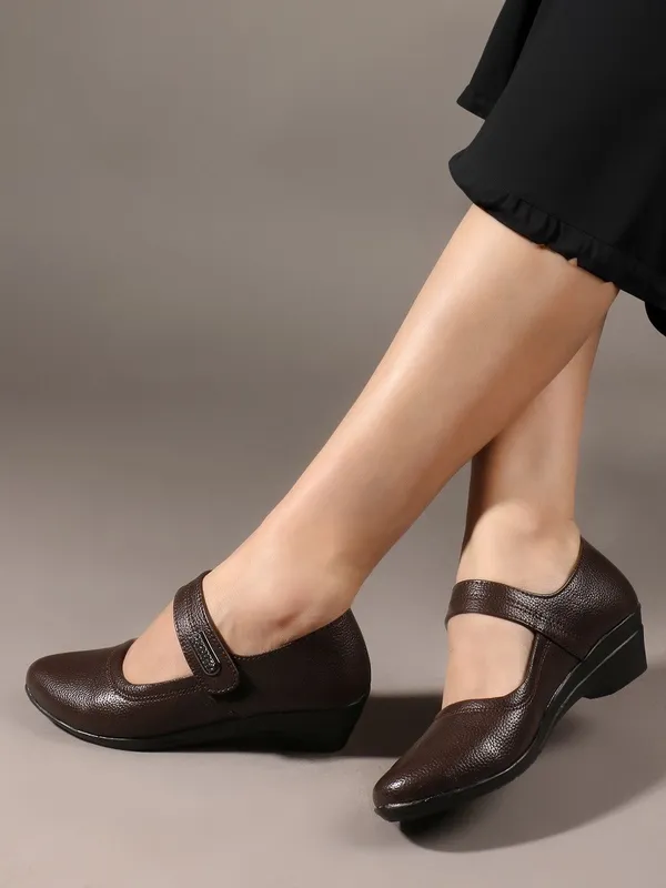 Brown_Synthetic_Leather_Casual_Slip_On_Bellies_For_Women