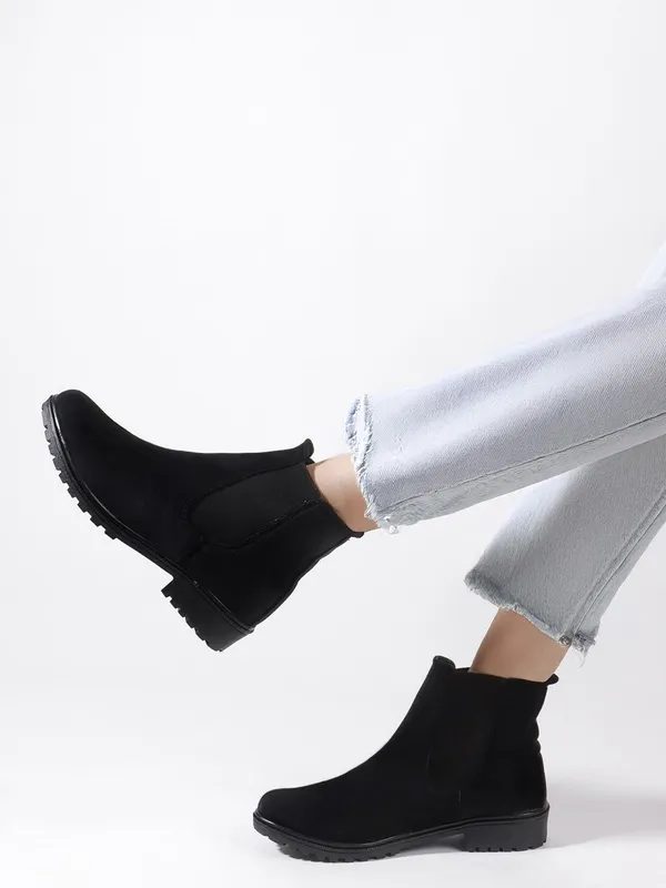 Black_Suede_Boots_For_Women