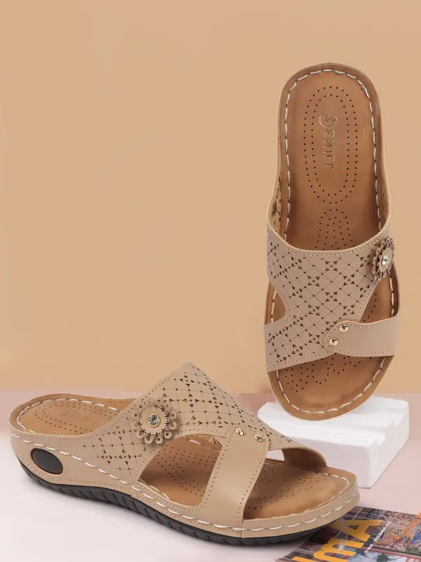 Beige_Synthetic_Leather_Flats_For_Women