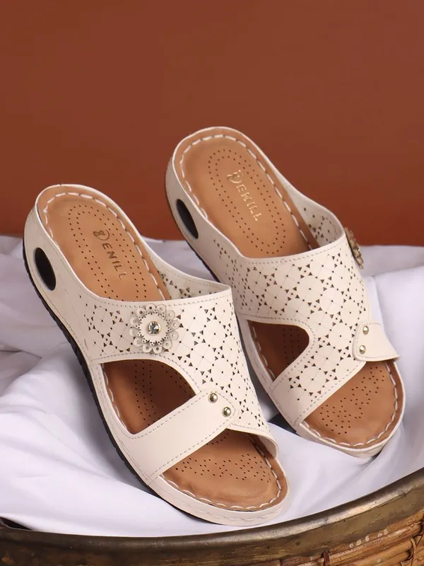 Beige_Synthetic_Leather_Flats_For_Women