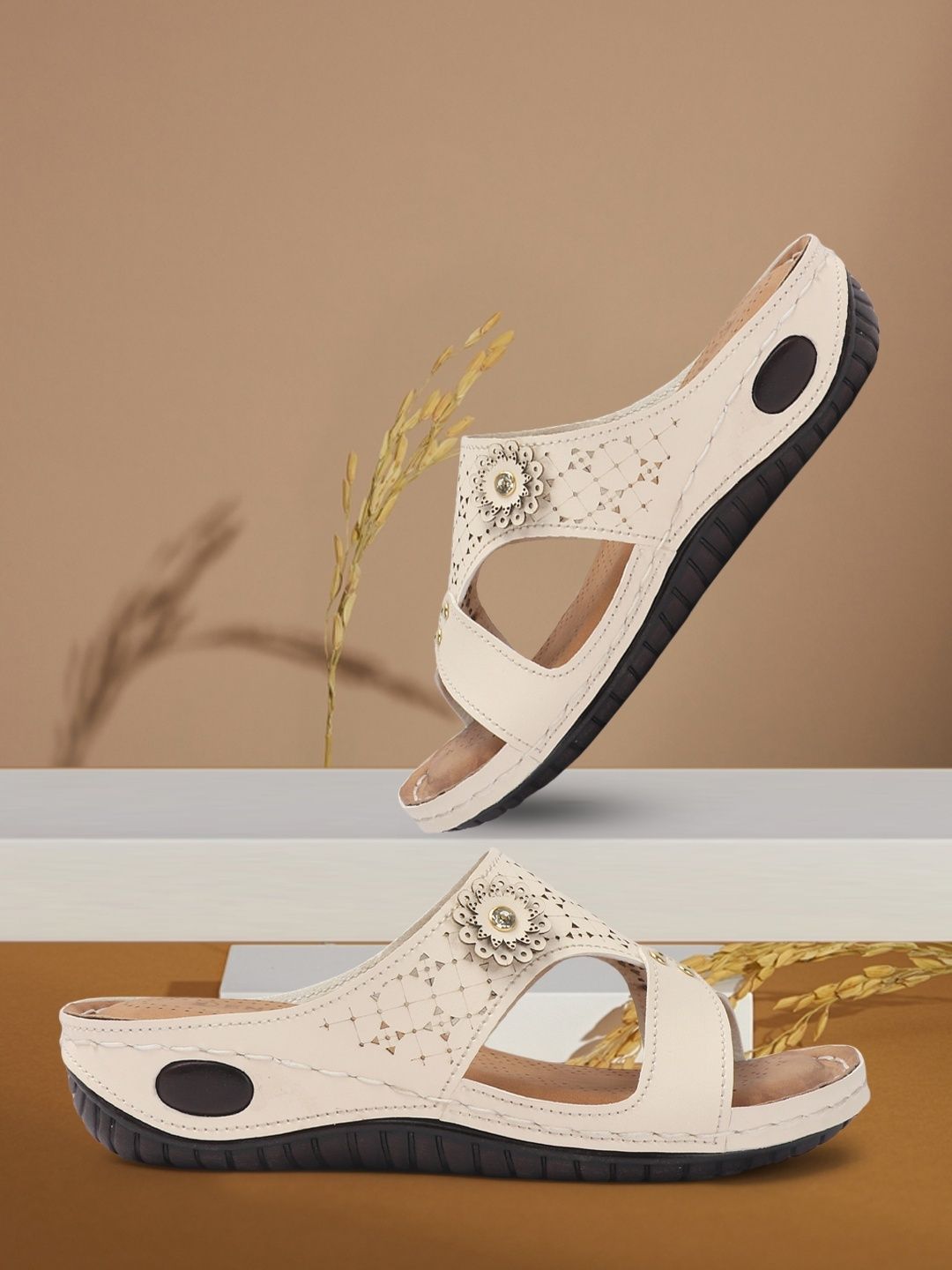 Beige_Synthetic_Leather_Flats_For_Women