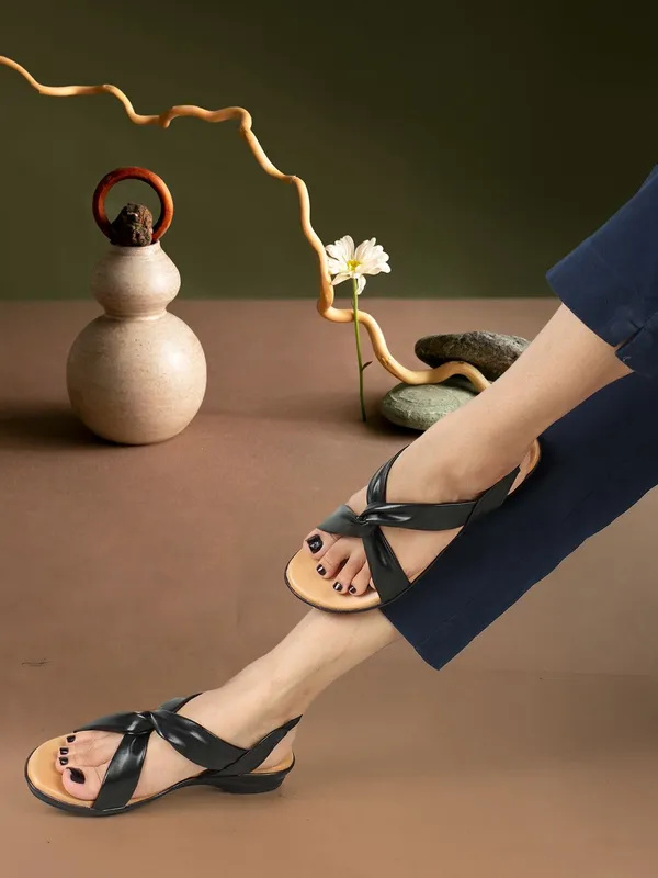 Black_Synthetic_Leather_Flats_For_Women