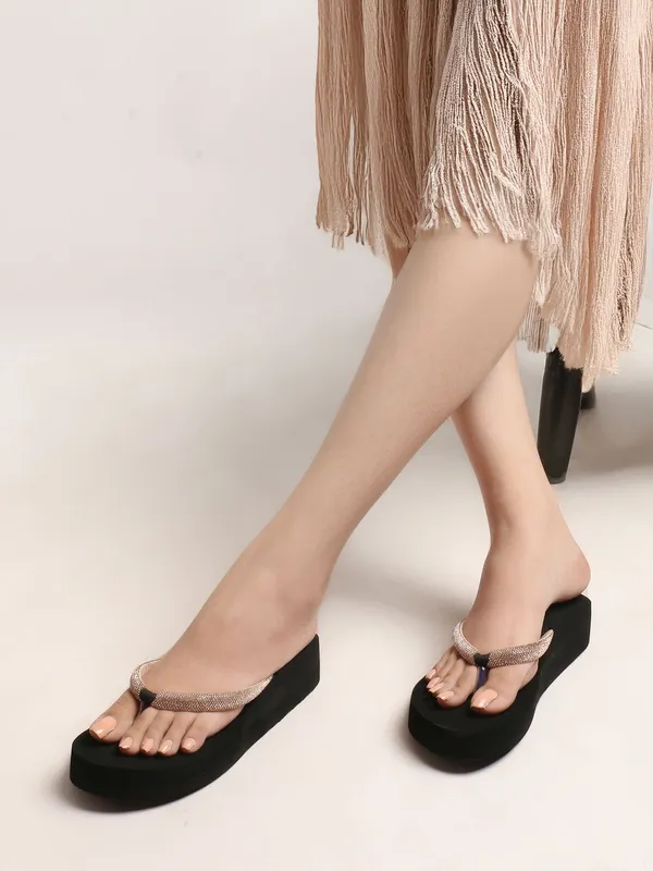 Gold_And_Black_Synthetic_Flats_For_Women