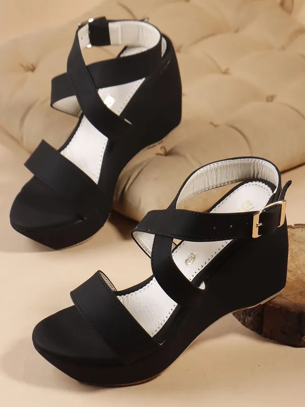 Black_Synthetic_Leather_Heels_For_Women