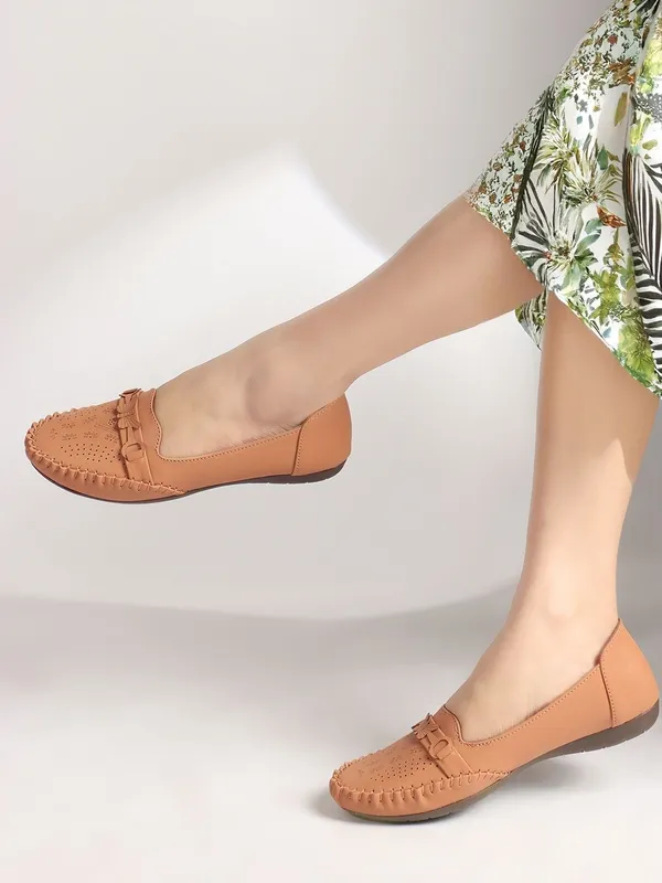 Beige_Synthetic_Leather_Flats_For_Women