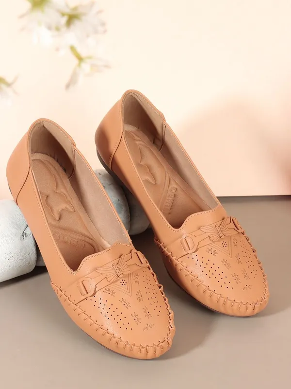 Beige_Synthetic_Leather_Flats_For_Women