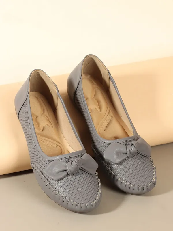 Grey_Synthetic_Leather_Flats_For_Women