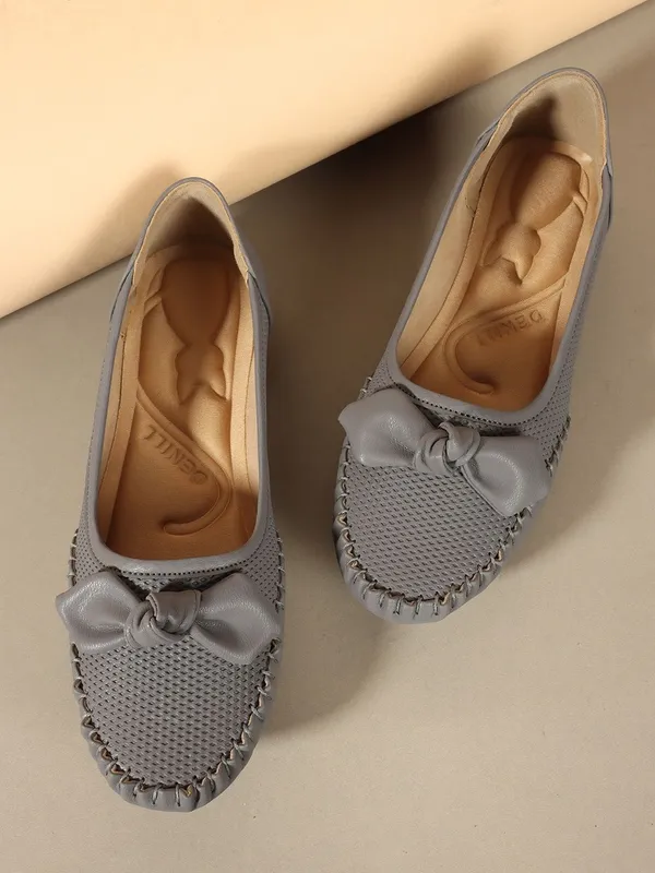 Grey_Synthetic_Leather_Flats_For_Women