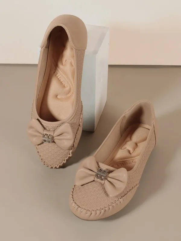 Beige_Synthetic_Leather_Flats_For_Women