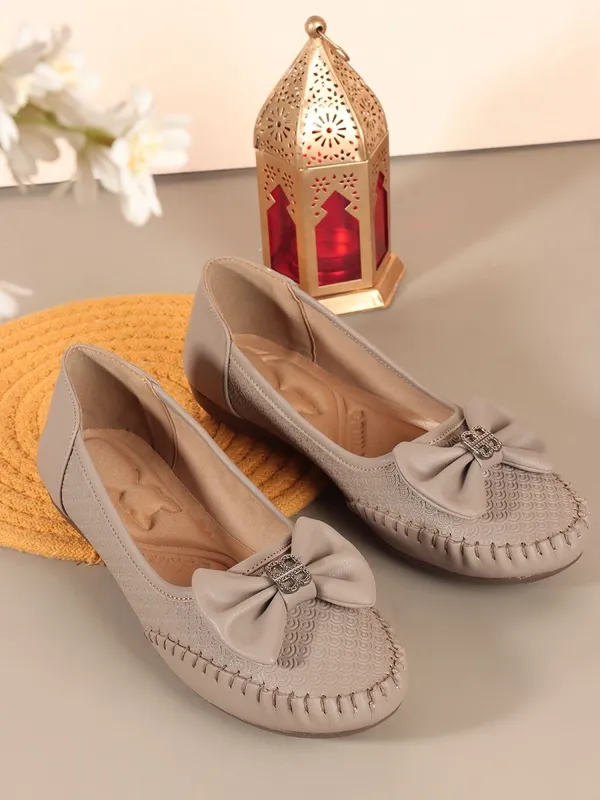 Grey_Synthetic_Leather_Flats_For_Women