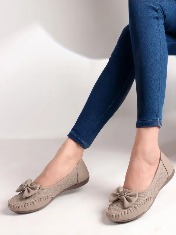 Grey_Synthetic_Leather_Flats_For_Women