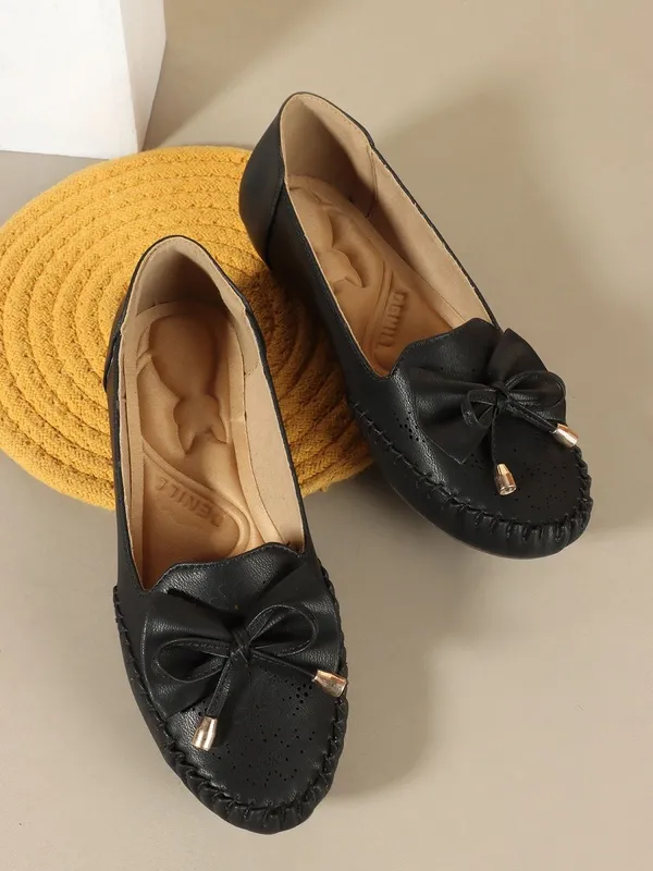 Black_Synthetic_Leather_Flats_For_Women